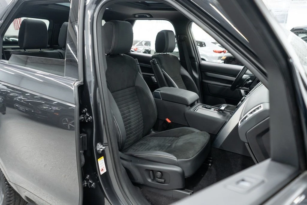 2023 Land Rover Discovery 5th Gen - Image 11 of 12