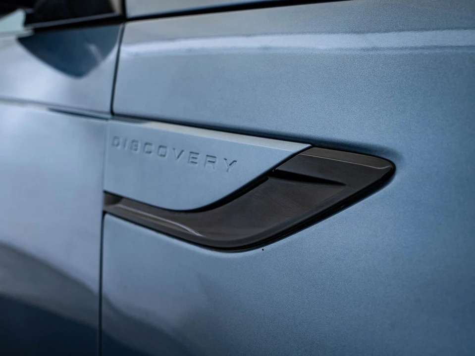 2023 Land Rover Discovery 5th Gen - Image 18 of 21