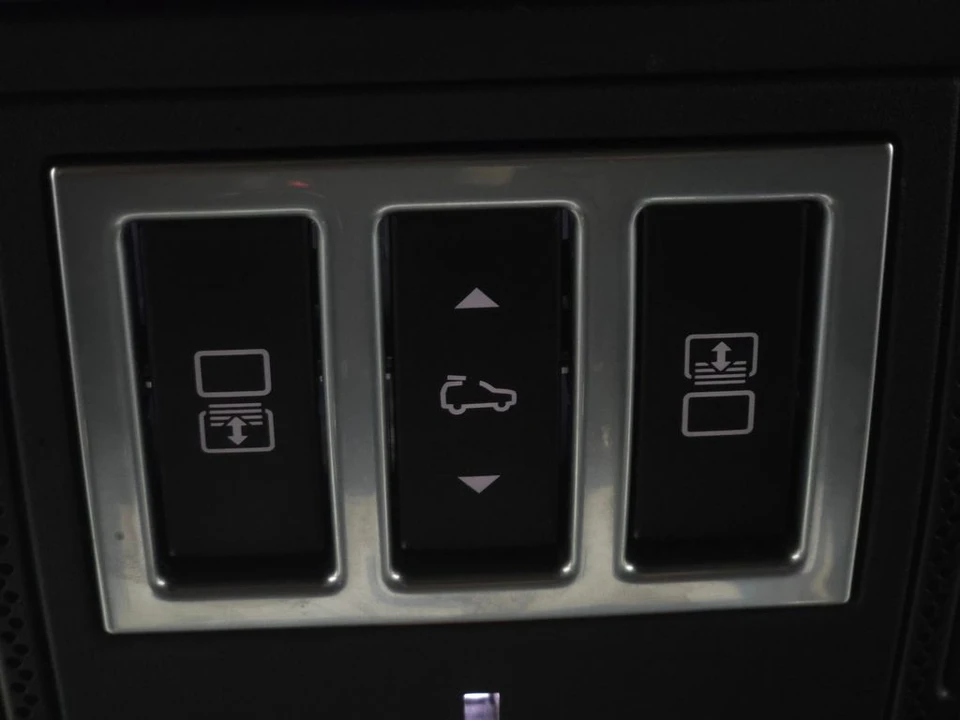 2023 Land Rover Discovery 5th Gen - Image 5 of 12