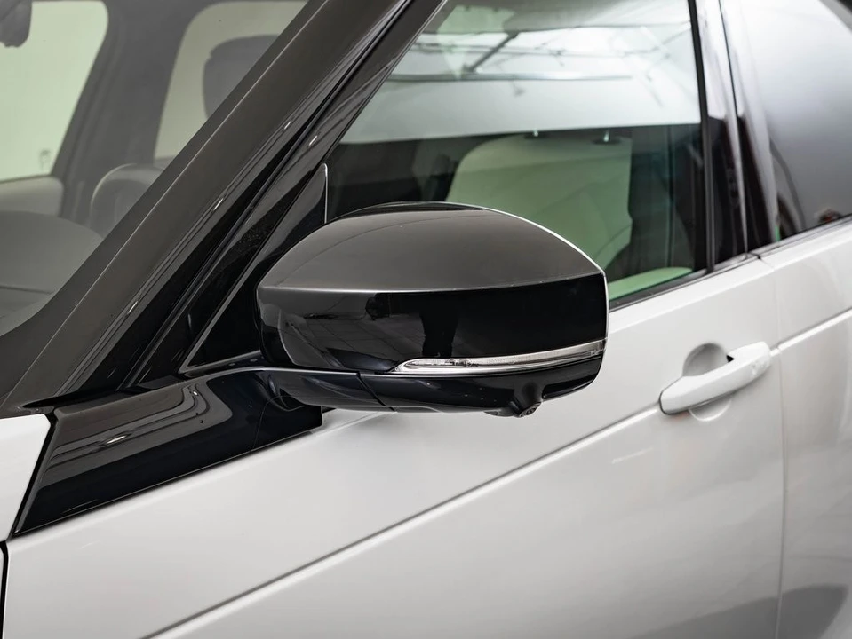 2023 Land Rover Discovery 5th Gen - Image 16 of 21