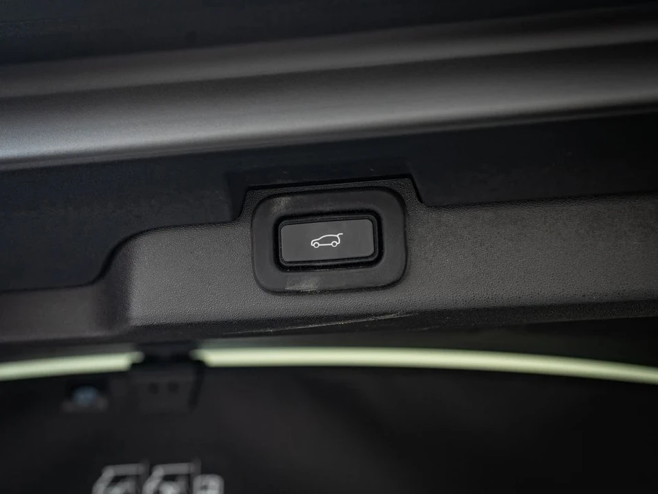 2023 Land Rover Discovery 5th Gen - Image 19 of 21