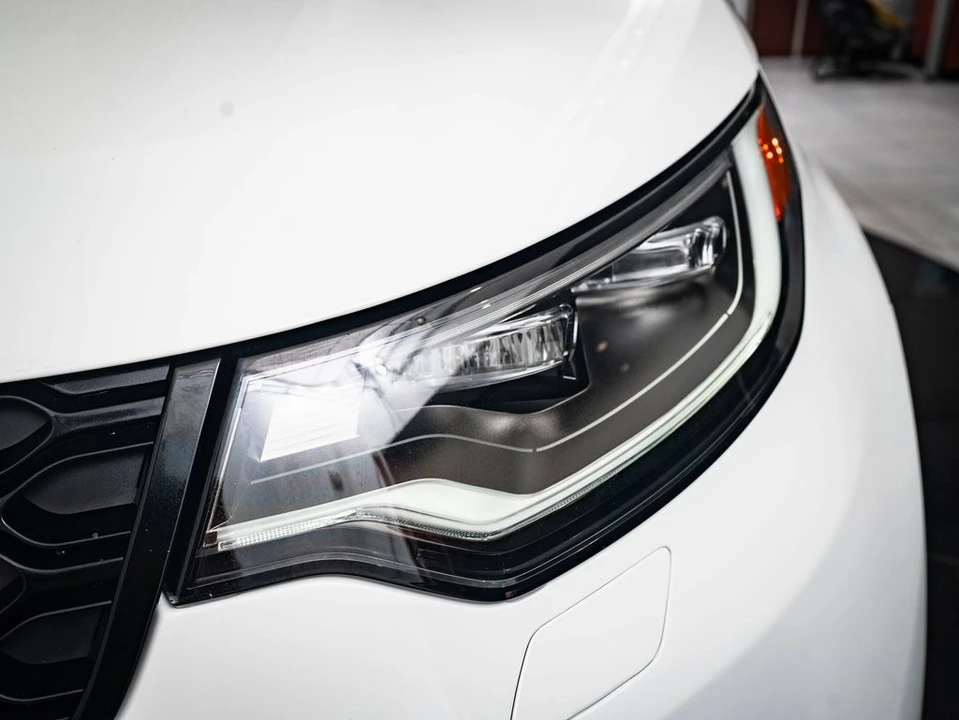 2023 Land Rover Discovery 5th Gen - Image 15 of 21