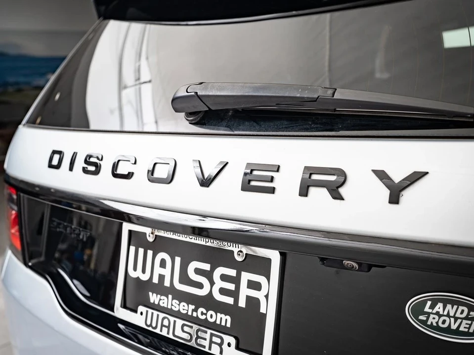 2023 Land Rover Discovery 5th Gen - Image 16 of 21