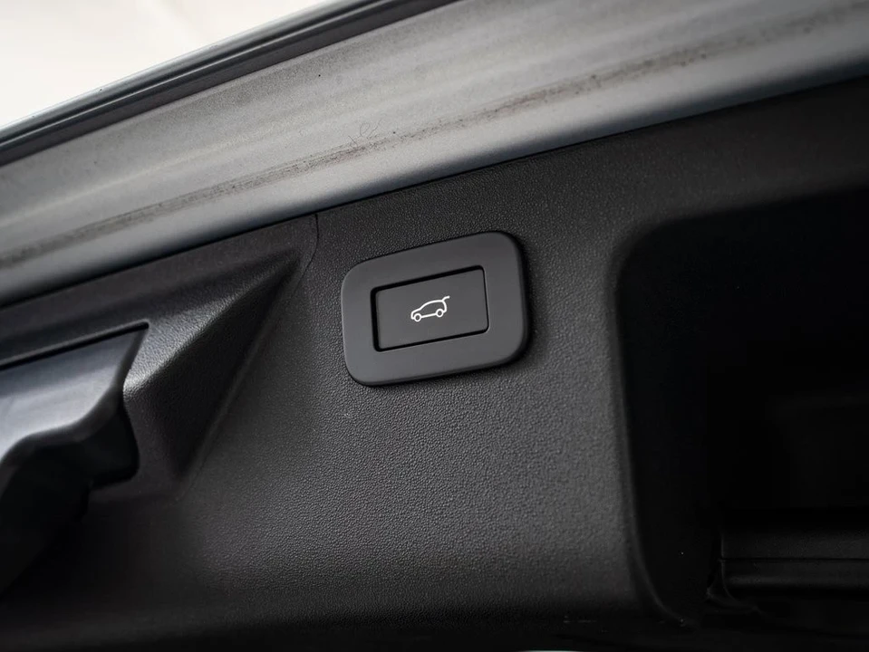 2023 Land Rover Discovery 5th Gen - Image 19 of 21