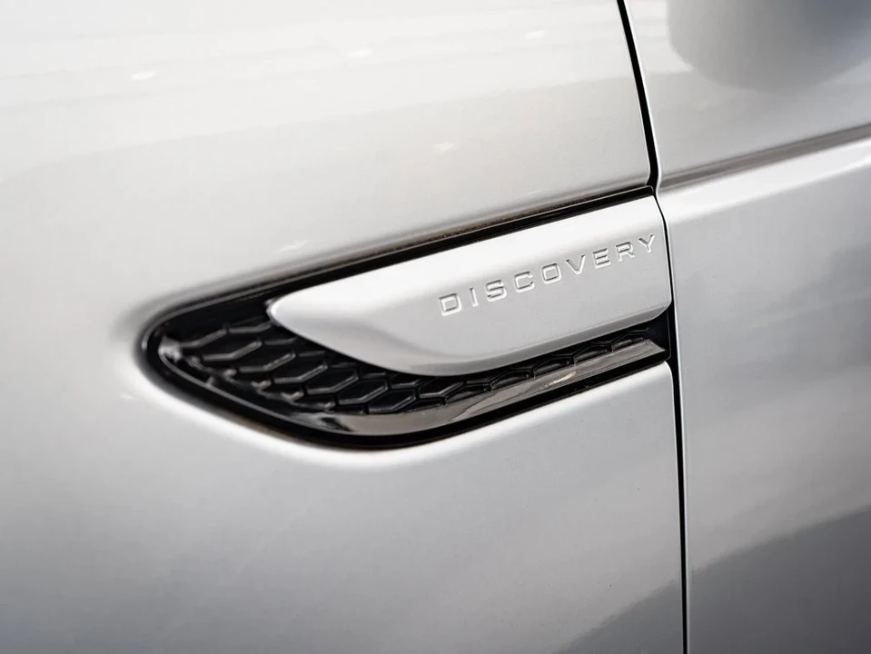 2023 Land Rover Discovery 5th Gen - Image 9 of 21