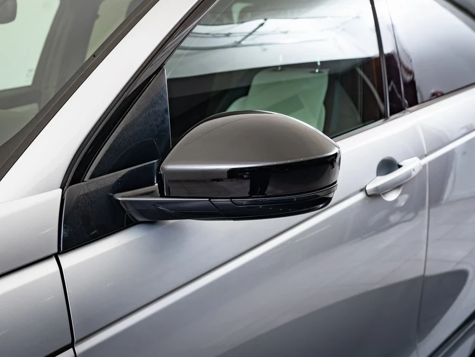 2023 Land Rover Discovery 5th Gen - Image 15 of 21