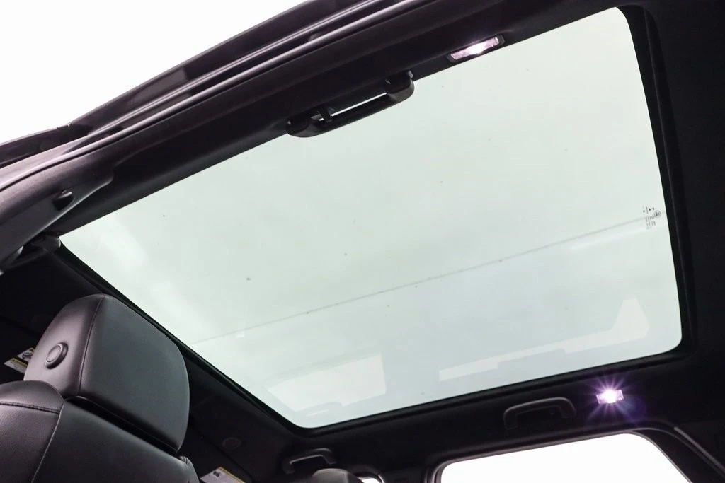 2023 Land Rover Discovery 5th Gen - Image 21 of 21