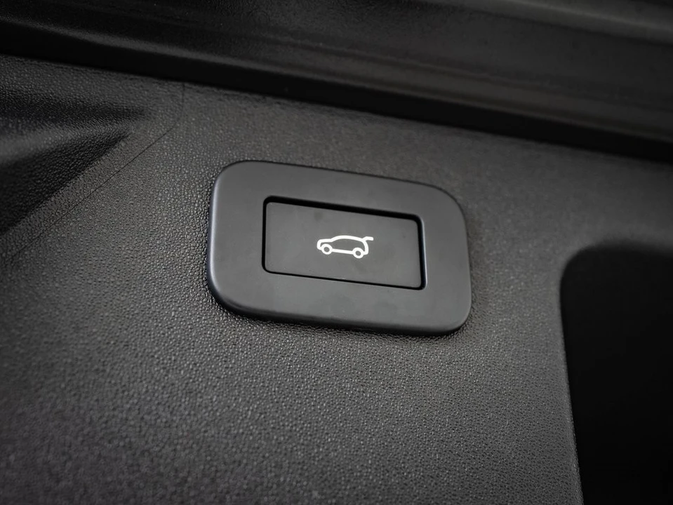 2023 Land Rover Discovery 5th Gen - Image 18 of 21
