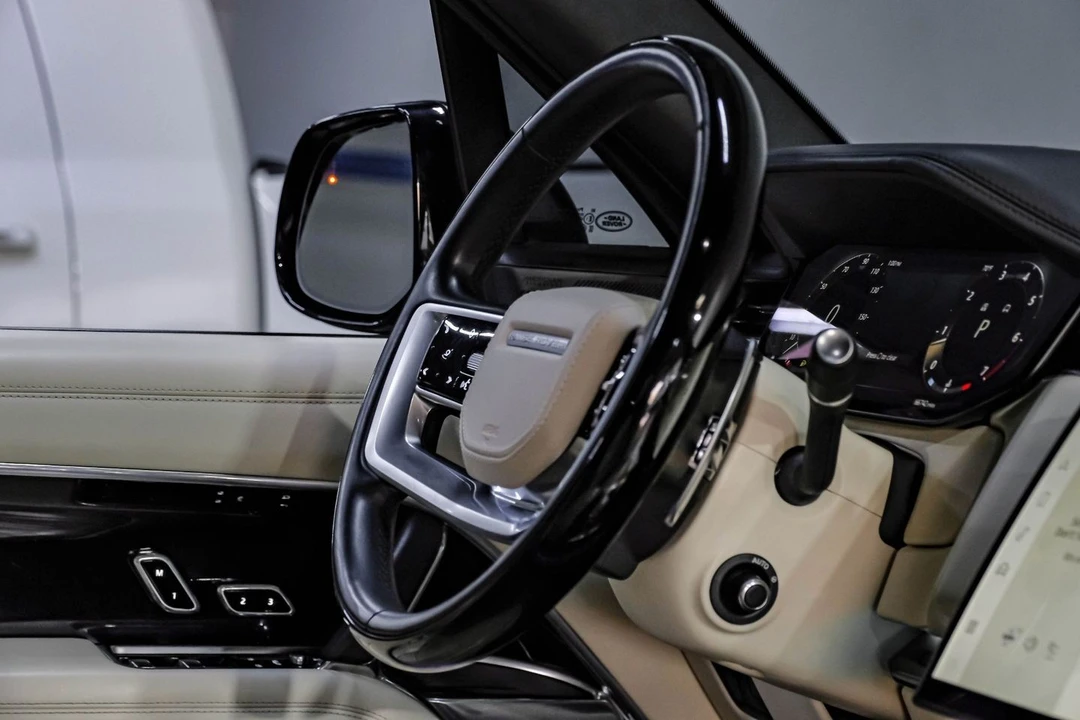 2023 Land Rover Range Rover L460 - Image 23 of 31