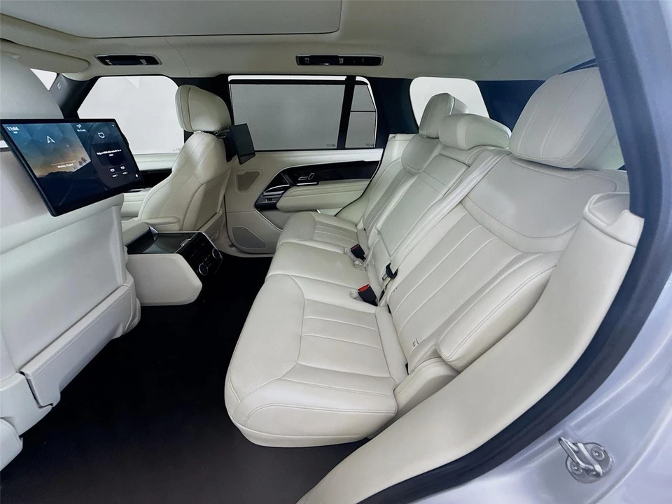 2023 Land Rover Range Rover L460 - Image 18 of 31