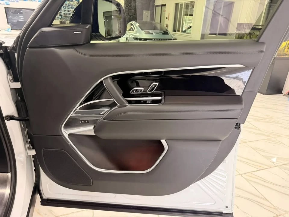 2023 Land Rover Range Rover L460 - Image 17 of 20