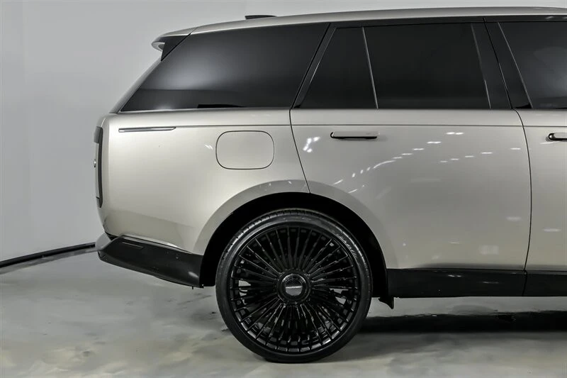 2023 Land Rover Range Rover L460 - Image 13 of 21