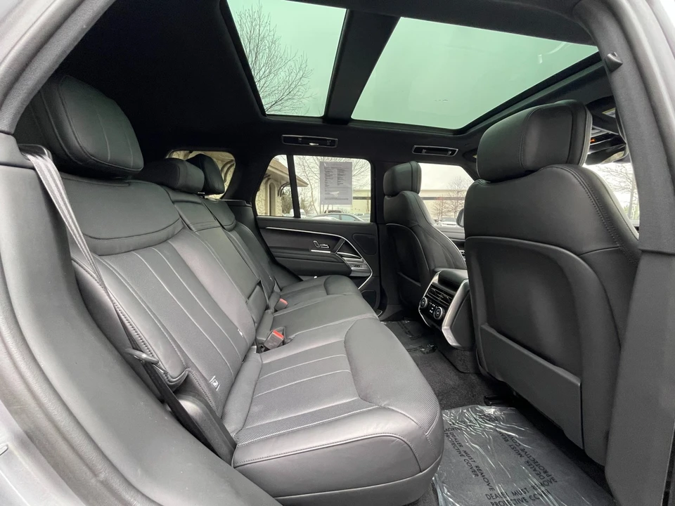 2023 Land Rover Range Rover L460 - Image 17 of 31