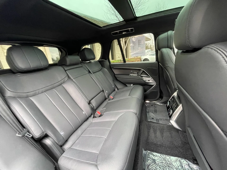 2023 Land Rover Range Rover L460 - Image 18 of 31