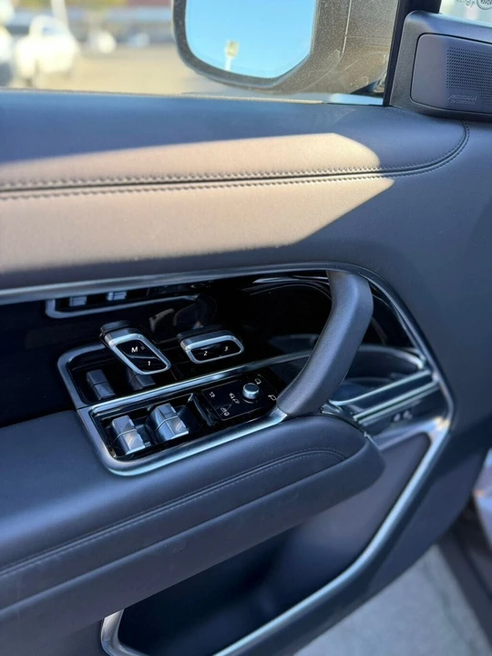 2023 Land Rover Range Rover L460 - Image 18 of 21