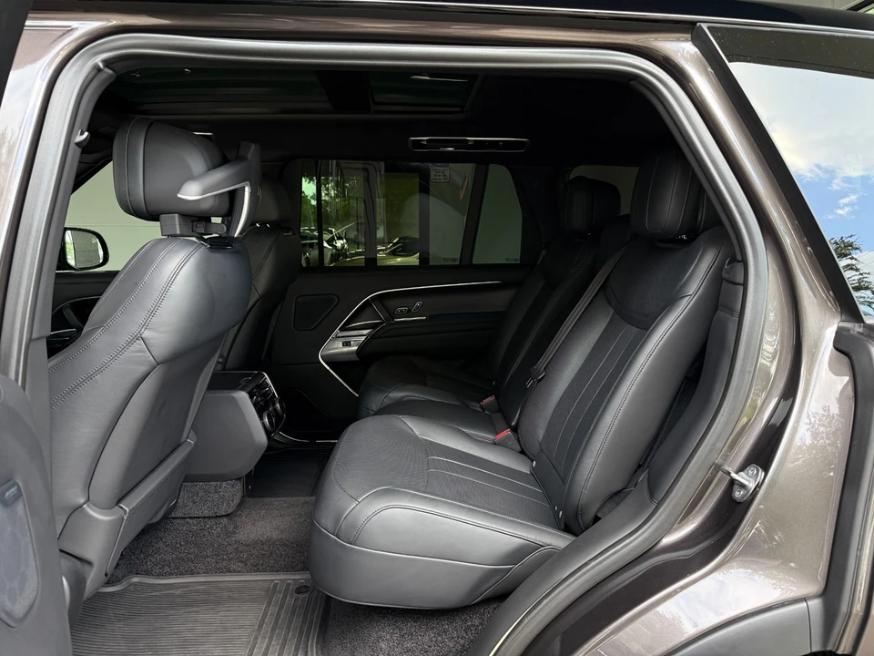 2023 Land Rover Range Rover L460 - Image 24 of 31