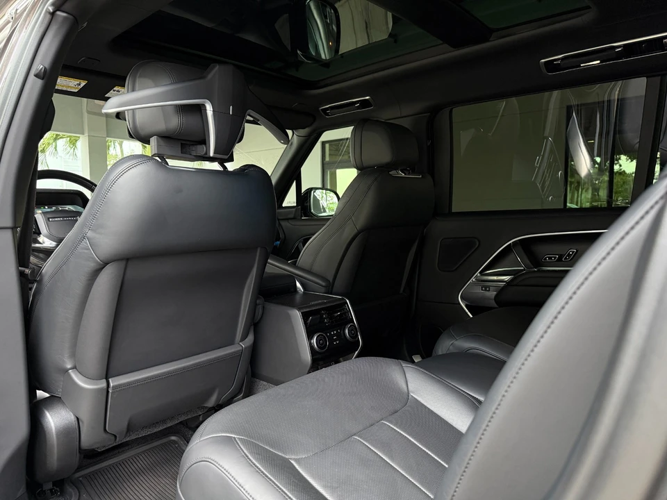 2023 Land Rover Range Rover L460 - Image 25 of 31