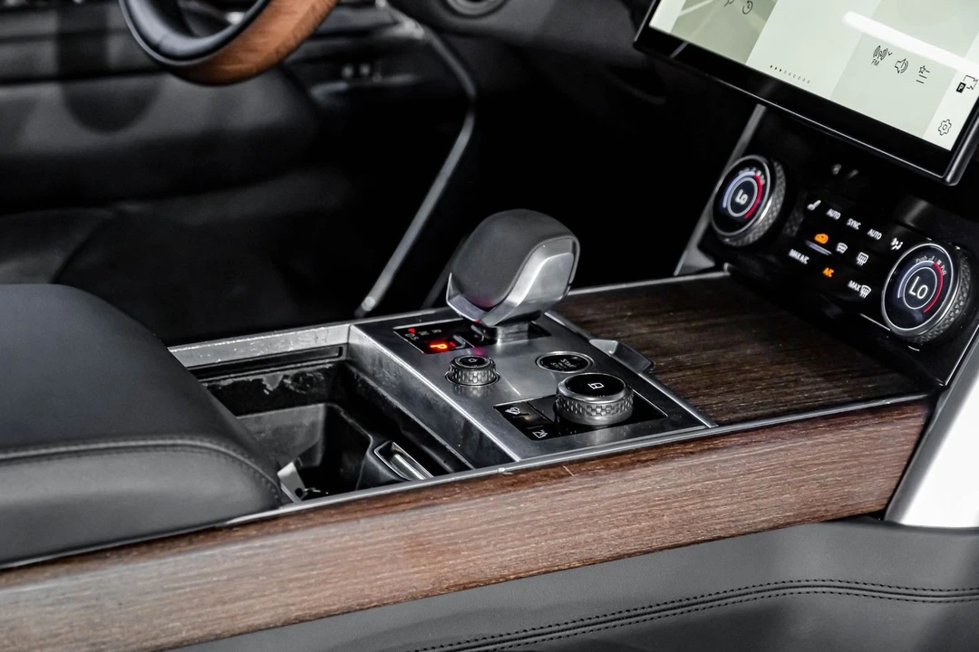 2023 Land Rover Range Rover L460 - Image 29 of 31