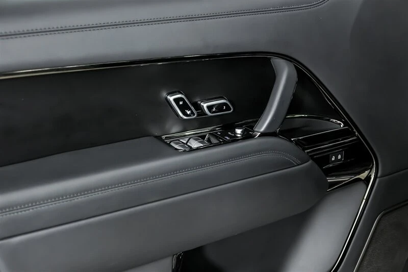 2023 Land Rover Range Rover L460 - Image 18 of 21