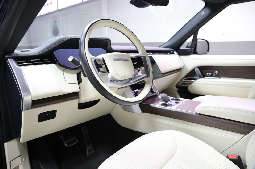 2023 Land Rover Range Rover L460 - Image 25 of 31