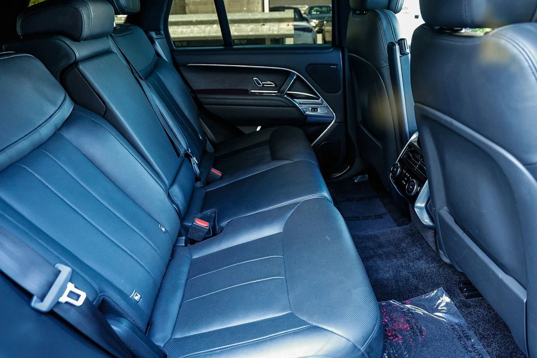 2023 Land Rover Range Rover L460 - Image 18 of 31