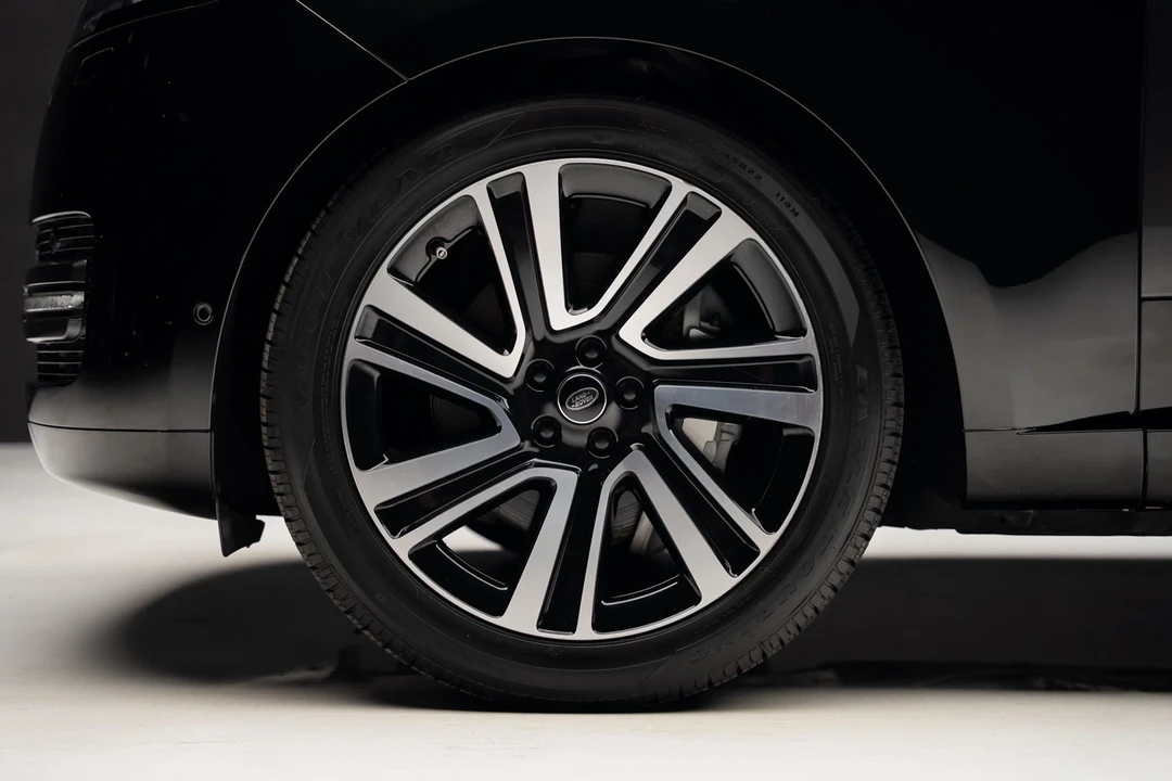 2023 Land Rover Range Rover L460 - Image 18 of 21
