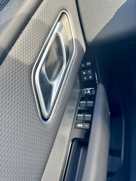 2023 Land Rover Range Rover Velar - Image 9 of 21