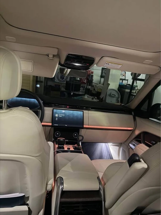 2023 Land Rover Range Rover L460 - Image 7 of 10