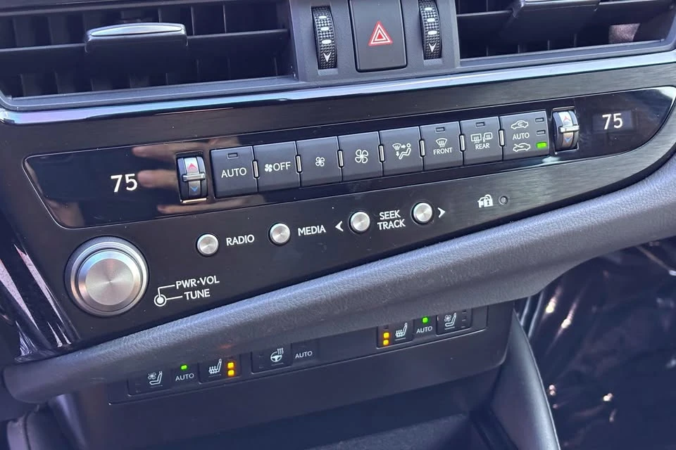2023 Lexus ES 7th Gen - Image 8 of 18