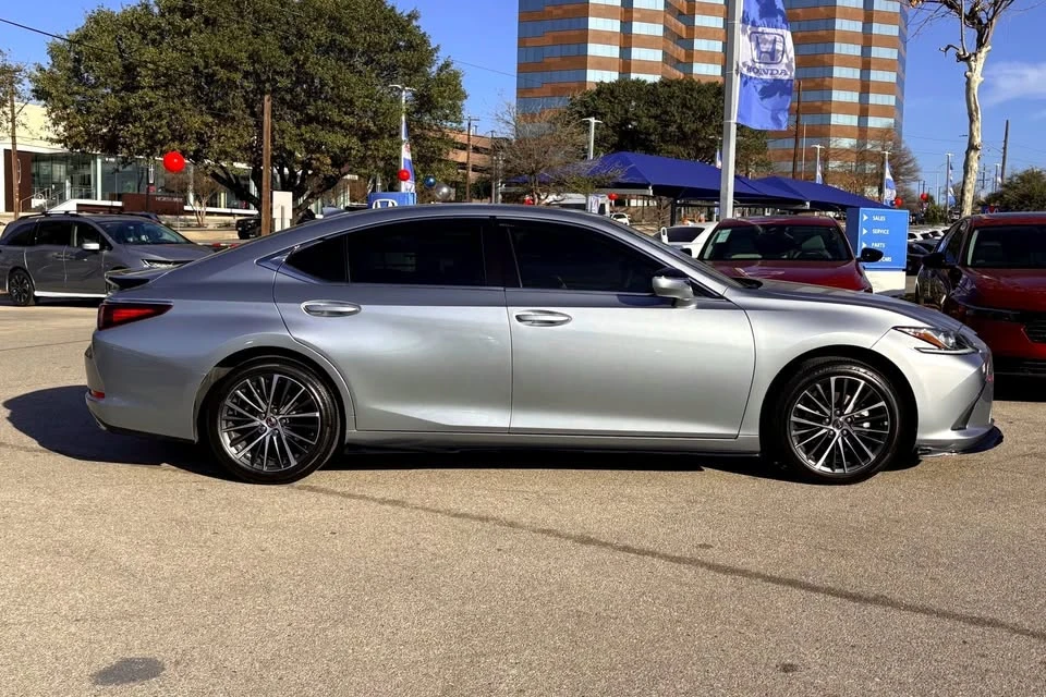 2023 Lexus ES 7th Gen - Image 4 of 18