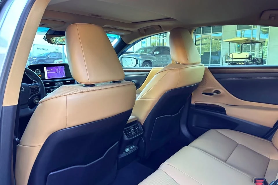 2023 Lexus ES 7th Gen - Image 15 of 18