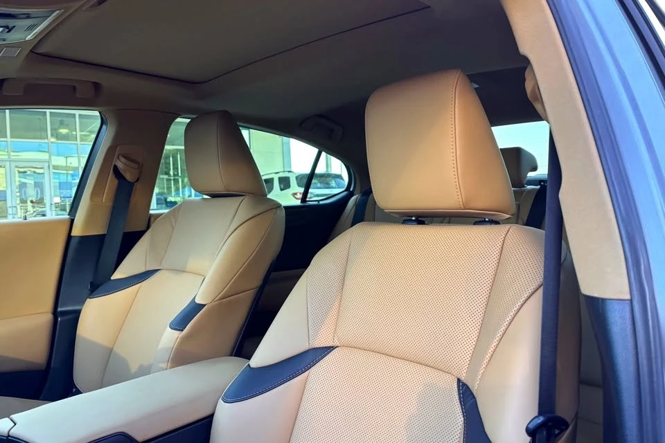 2023 Lexus ES 7th Gen - Image 16 of 18