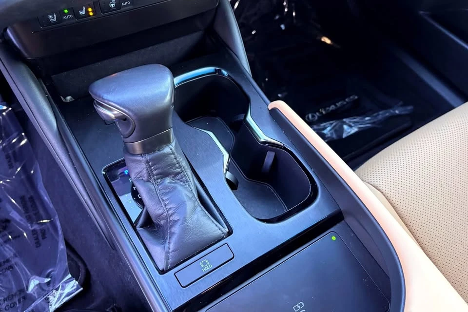 2023 Lexus ES 7th Gen - Image 17 of 18