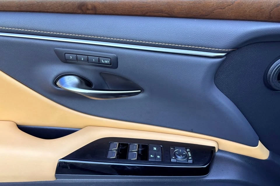 2023 Lexus ES 7th Gen - Image 11 of 18