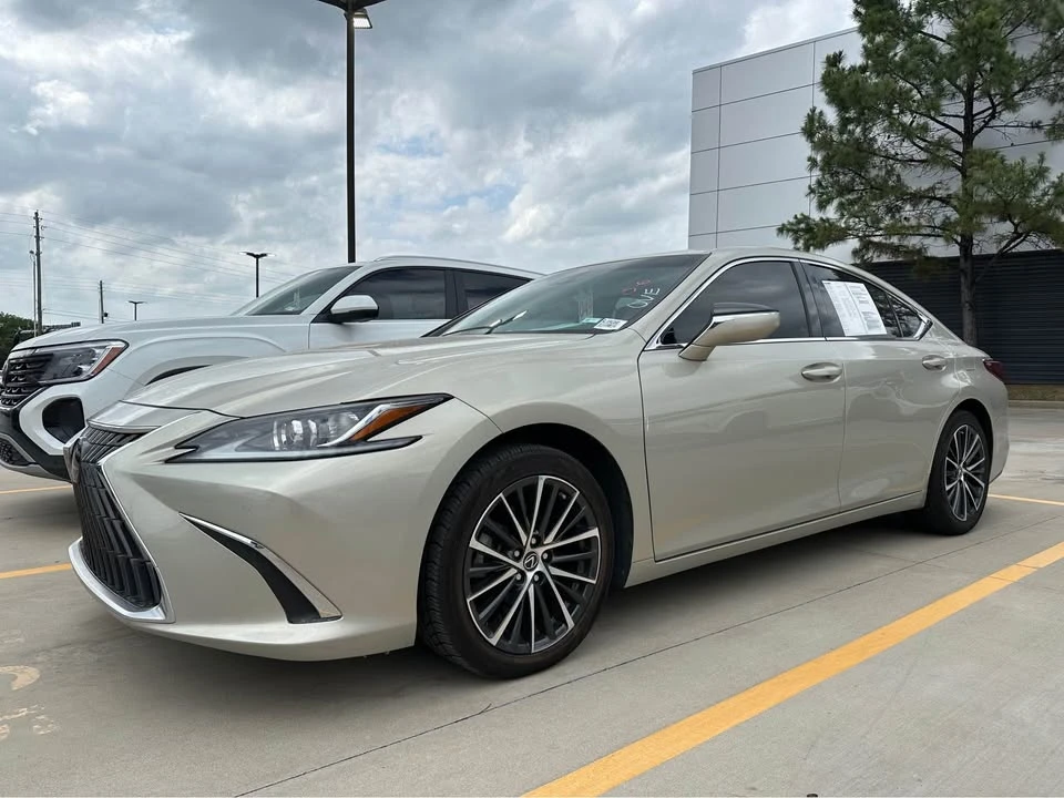 2023 Lexus ES 7th Gen - Image 2 of 6