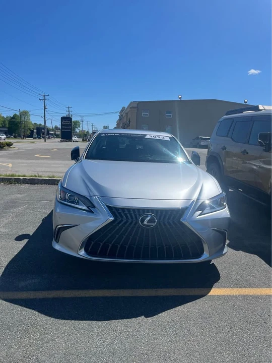 2023 Lexus ES 7th Gen - Image 2 of 11