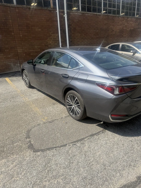 2023 Lexus ES 7th Gen - Image 2 of 11
