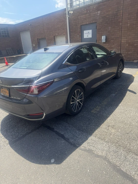 2023 Lexus ES 7th Gen - Image 5 of 11