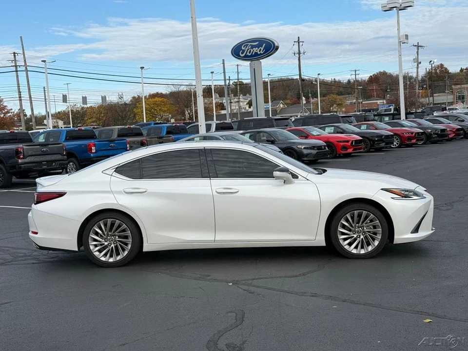 2023 Lexus ES 7th Gen - Image 2 of 12