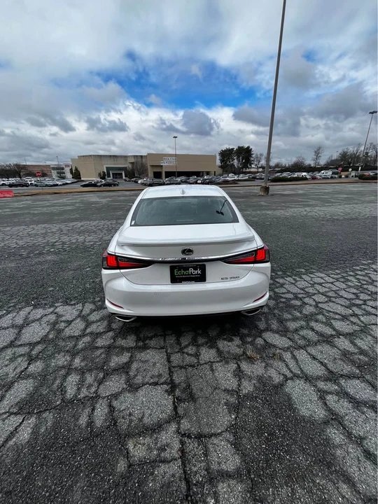 2023 Lexus ES 7th Gen - Image 4 of 9