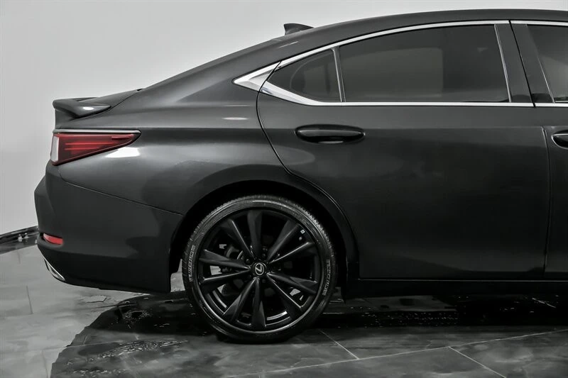 2023 Lexus ES 7th Gen - Image 11 of 12