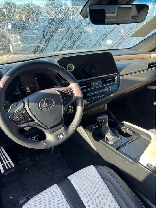2023 Lexus ES 7th Gen - Image 8 of 9
