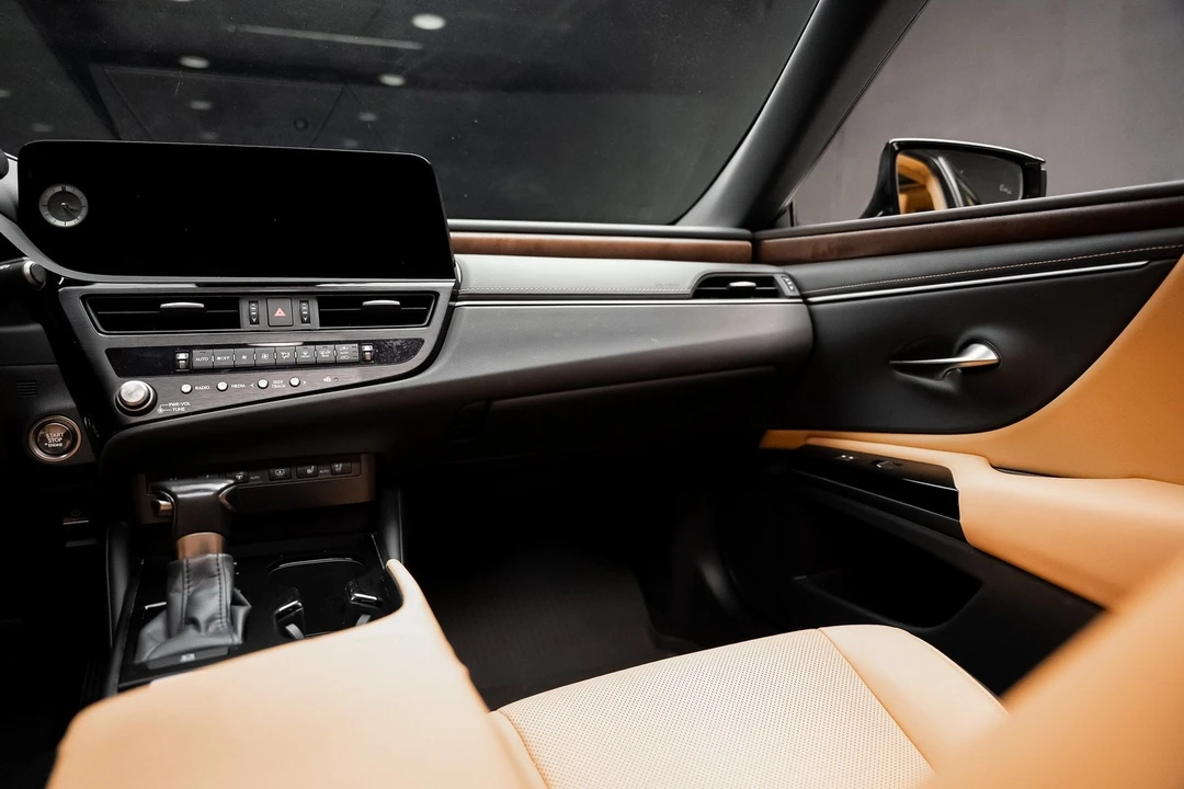 2023 Lexus ES 7th Gen - Image 18 of 21