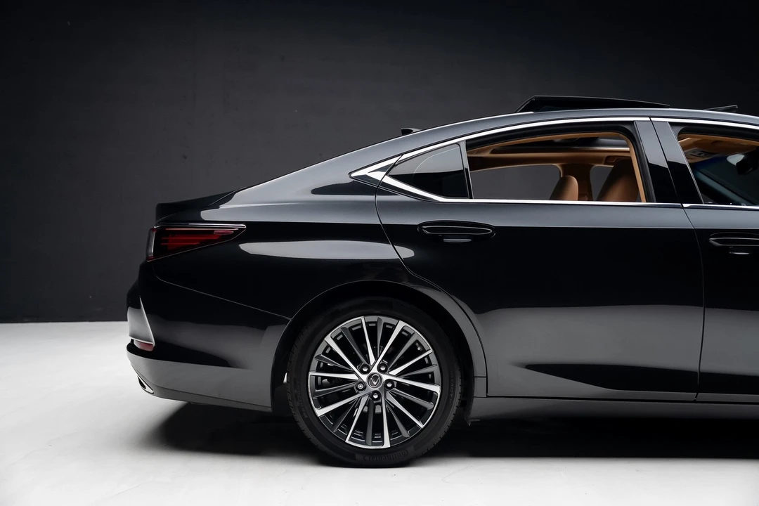 2023 Lexus ES 7th Gen - Image 13 of 21
