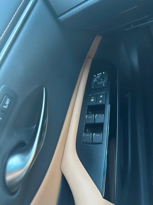 2023 Lexus ES 7th Gen - Image 19 of 20