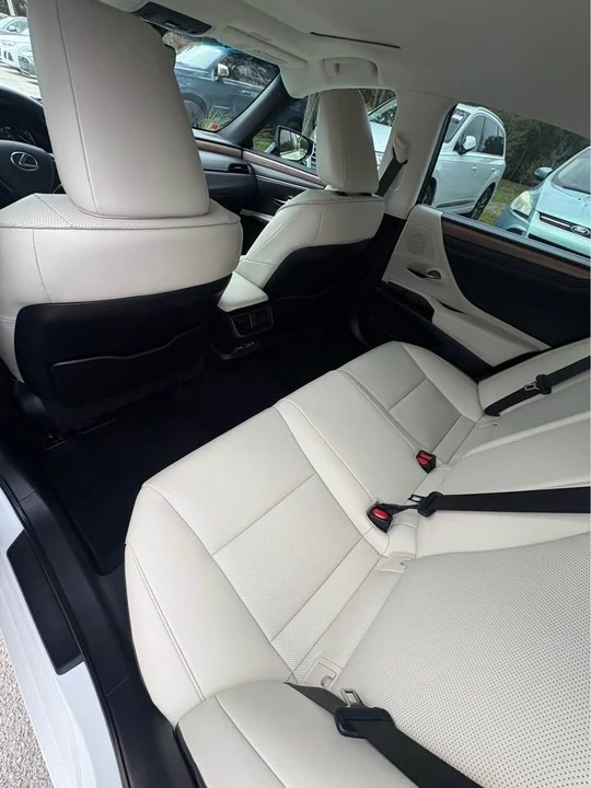 2023 Lexus ES 7th Gen - Image 6 of 8