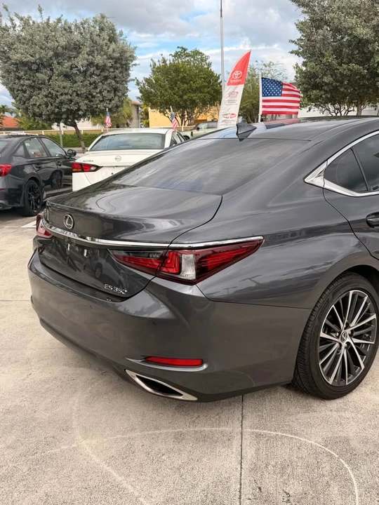 2023 Lexus ES 7th Gen - Image 4 of 10
