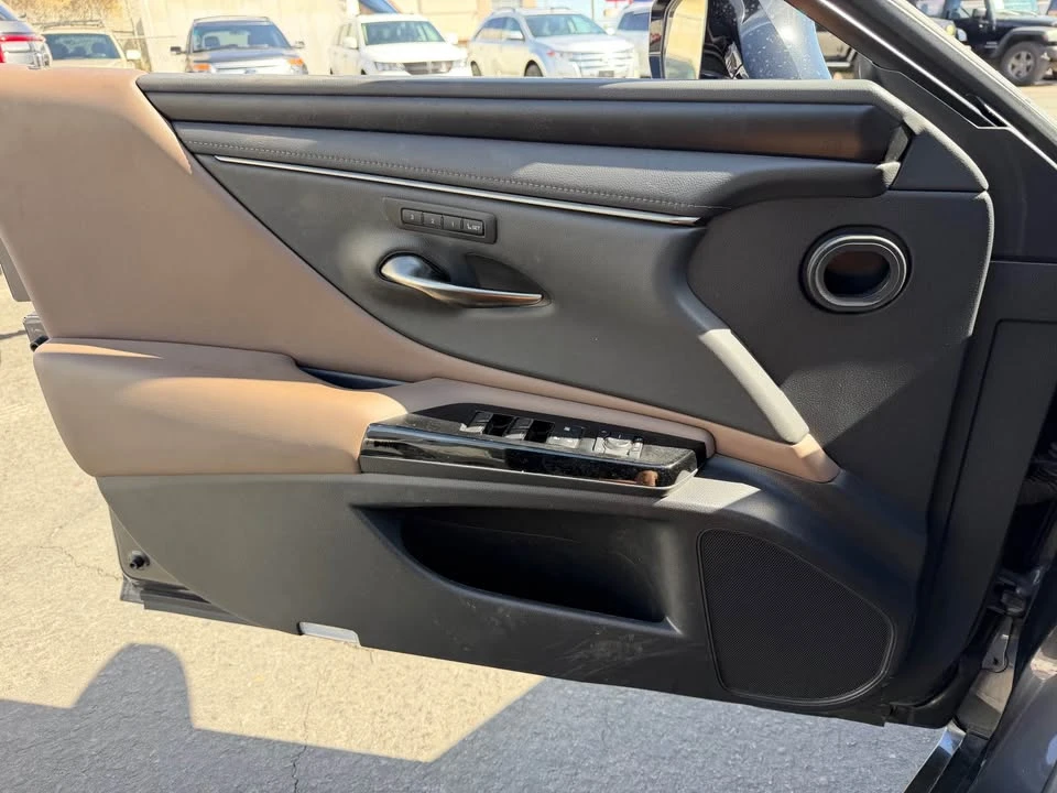 2023 Lexus ES 7th Gen - Image 10 of 16
