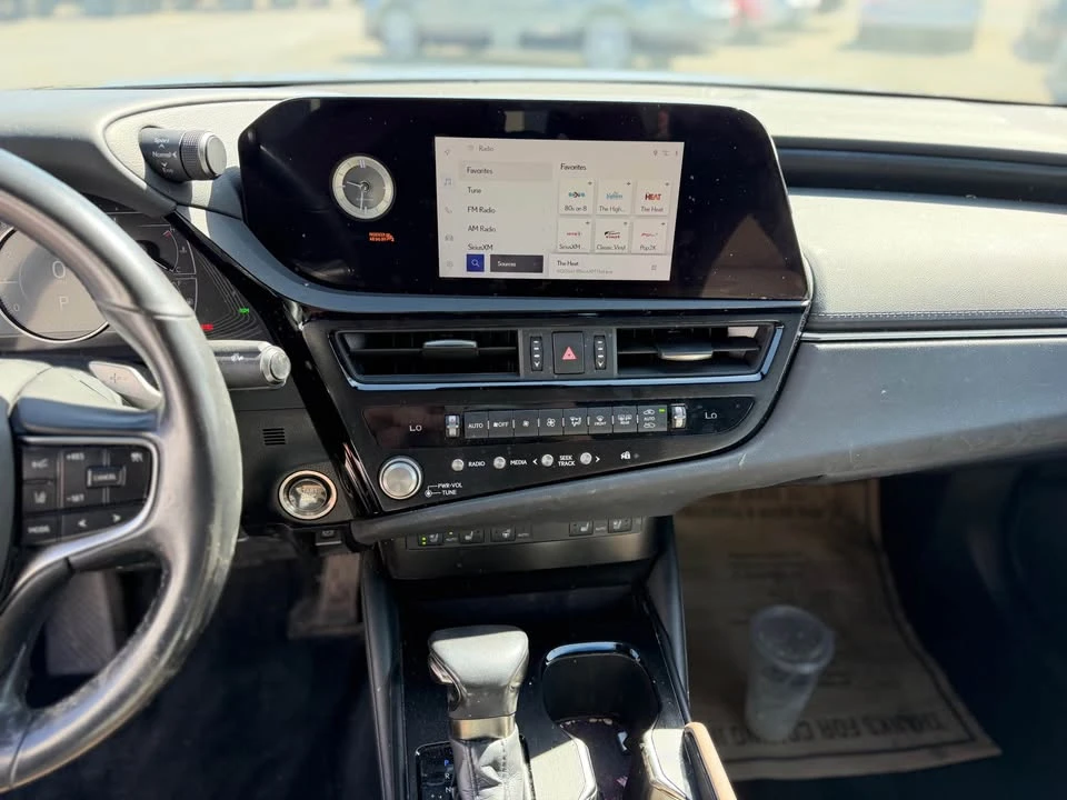 2023 Lexus ES 7th Gen - Image 11 of 16
