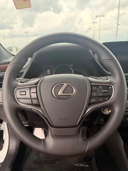 2023 Lexus ES 7th Gen - Image 16 of 18